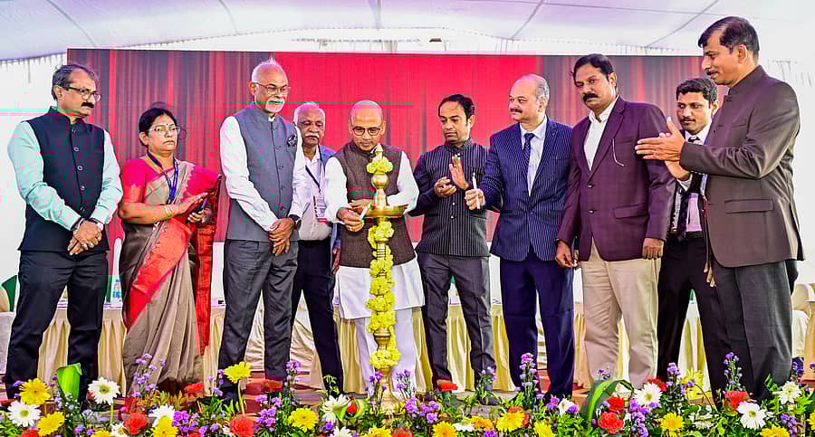 <div class="paragraphs"><p>ಕಲಬುರಗಿಯ ಜಿಮ್ಸ್ ಕಾಲೇಜಿನಲ್ಲಿ ಶುಕ್ರವಾರ ನಡೆದ ಸಮುದಾಯ ಆರೋಗ್ಯ ಕುರಿತ ವೈದ್ಯರ ಸಮ್ಮೇಳನವನ್ನು ವೈದ್ಯಕೀಯ ಶಿಕ್ಷಣ ಸಚಿವ ಡಾ.ಶರಣಪ್ರಕಾಶ ಪಾಟೀಲ ಉದ್ಘಾಟಿಸಿದರು. ಡಾ.ಮೀನಾಕ್ಷಿ, ಡಾ.ಆನಂದ ಕೃಷ್ಣನ್, ಡಾ.ರಂಗನಾಥ್, ಡಾ.ಅಜಯ್ ಕುಮಾರ್, ಡಾ.ಶಿವಕುಮಾರ್ ಸಿ.ಆರ್, ಡಾ.ಉಮೇಶ್ ಎಸ್.ಆರ್, ಡಾ.ಶರಣಬಸಪ್ಪ ಕ್ಯಾತನಾಳ ಭಾಗವಹಿಸಿದ್ದರು&nbsp; </p></div>