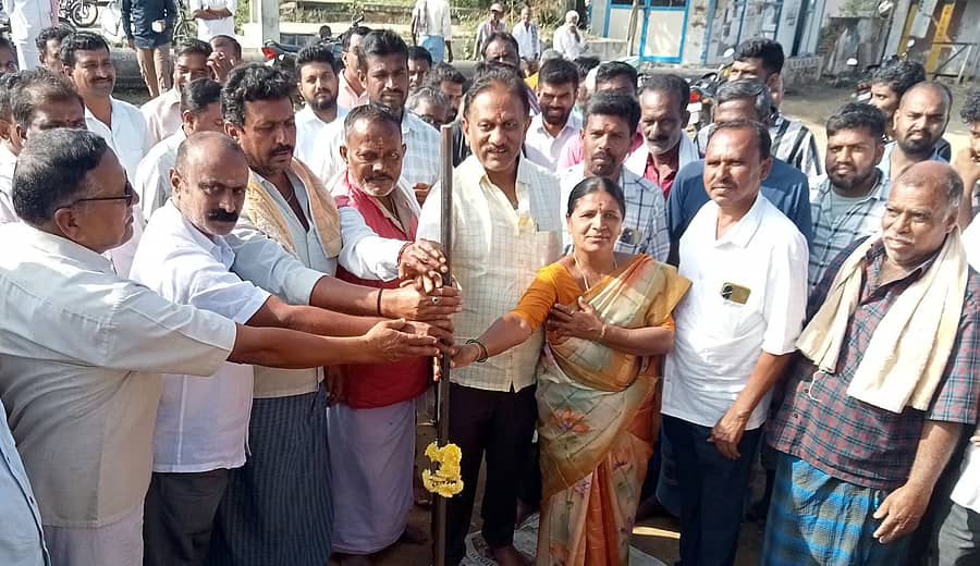 ಶ್ರೀರಂಗಪಟ್ಟಣ ತಾಲ್ಲೂಕಿನ ಅರಕೆರೆ– ವಡಿಯಾಂಡಹಳ್ಳಿ ಸಂಪರ್ಕ ರಸ್ತೆ ಅಭಿವೃದ್ಧಿ ಕಾಮಗಾರಿಗೆ ಶಾಸಕ ರಮೇಶ ಬಂಡಿಸಿದ್ದೇಗೌಡ ಶುಕ್ರವಾರ ಭೂಮಿಪೂಜೆ ನೆರವೇರಿಸಿದರು