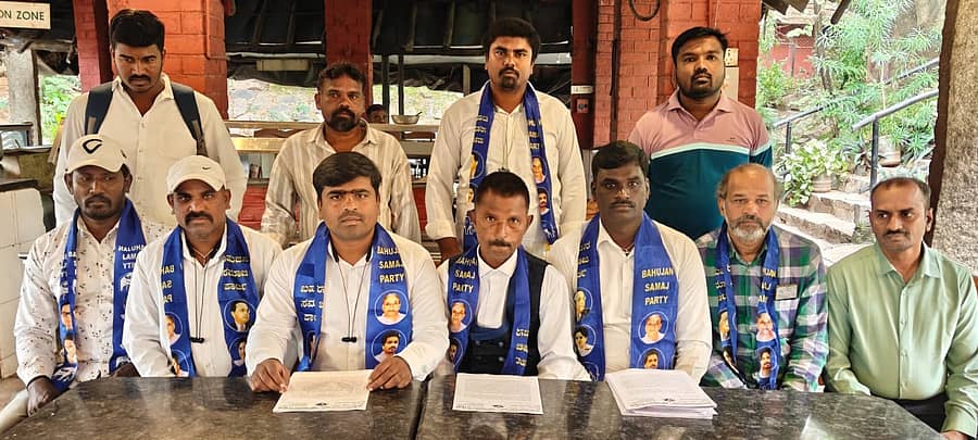 ರಾಮನಗರದಲ್ಲಿ ನಡೆದ ಸುದ್ದಿಗೋಷ್ಠಿಯಲ್ಲಿ ಬಹುಜನ ಸಮಾಜ ಪಕ್ಷದ ಜಿಲ್ಲಾಧ್ಯಕ್ಷ ರಾಜ್ ಮೌರ್ಯ ಮಾತನಾಡಿದರು. ಜಿಲ್ಲಾ ಉಸ್ತುವಾರಿ ಟಿ. ಗೋಪಿ ಹಾಗೂ ಮುಖಂಡರು ಇದ್ದಾರೆ