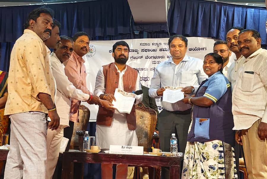 <div class="paragraphs"><p>ಕರ್ನಾಟಕ ರಾಜ್ಯ ಸಫಾಯಿ ಕರ್ಮಚಾರಿಗಳ ಆಯೋಗದ ಅಧ್ಯಕ್ಷ ಪಿ.ರಘು ಅವರಿಗೆ ಪೌರಕಾರ್ಮಿಕರು ಮನವಿ ಸಲ್ಲಿಸಿದರು</p></div>