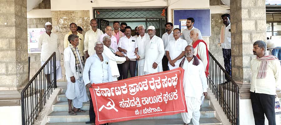 ಗೋವಿನಜೋಳ ಖರೀದಿ ಕೇಂದ್ರ ಆರಂಭಿಸುವಂತೆ ಒತ್ತಾಯಿಸಿ ರೈತ ಸಂಘದಿಂದ ತಹಶೀಲ್ದಾರ್‌ ಎಂ.ಎನ್‌. ಮಠದ ಅವರಿಗೆ ಮನವಿ ಸಲ್ಲಿಸಲಾಯಿತು