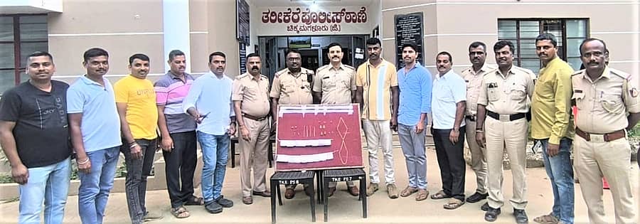 ಯರೇಹಳ್ಳಿ ತಾಂಡ್ಯದ ಆಶಾ ಎಂಬುವರ ಮನೆಯಲ್ಲಿ ಕಳ್ಳತನವಾಗಿದ್ದ ಚಿನ್ನಾಭರಣ ಹಾಗೂ ನಗದಿನೊಂದಿಗೆ ಪೊಲೀಸ್ ತಂಡ