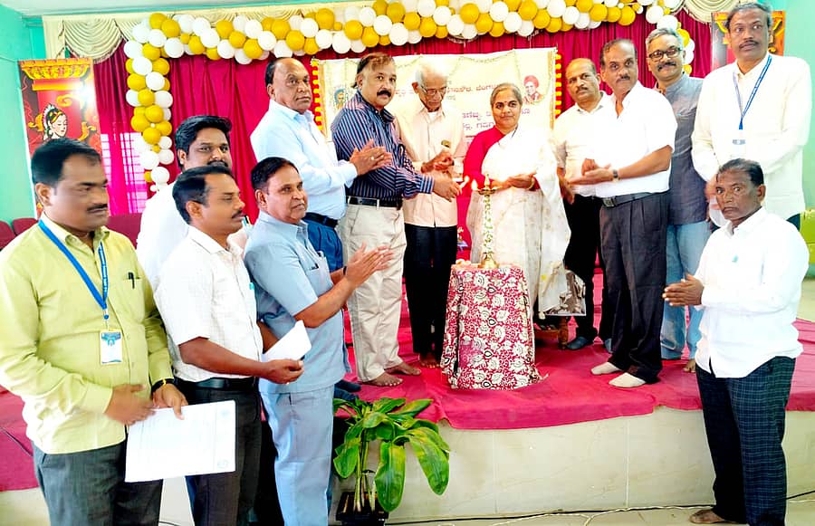 ನರೇಗಲ್ ಪಟ್ಟಣದ ಅನ್ನದಾನೇಶ್ವರ ಪದವಿ ಮಹಾವಿದ್ಯಾಲಯದಲ್ಲಿ ಶುಕ್ರವಾರ ಜರುಗಿದ ಕಮ್ಮಟವನ್ನು ಗಣ್ಯರು ಉದ್ಘಾಟಿಸಿದರು