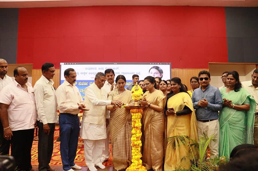 ಐಸಿಡಿಎಸ್ ಸುವರ್ಣ ಮಹೋತ್ಸವ, ಅಕ್ಕಪಡೆ ಲೋಕಾರ್ಪಣೆ, ಗೃಹಲಕ್ಷ್ಮಿ ಬ್ಯಾಂಕ್ ಉದ್ಘಾಟನೆ ಸಂಬಂಧ ತಾಲ್ಲೂಕಿನ ಜಿಲ್ಲಾಡಳಿತ ಭವನದಲ್ಲಿ ಶುಕ್ರವಾರ ನಡೆದ ಜಿಲ್ಲಾ ಮಟ್ಟದ ಪೂರ್ವಭಾವಿ ಸಭೆಯನ್ನು ಸಚಿವೆ ಲಕ್ಷ್ಮೀ ಹೆಬ್ಬಾಳಕರ್, ಸಚಿವ ಕೆ.ಎಚ್.ಮುನಿಯಪ್ಪ ಉದ್ಘಾಟಿಸಿದರು