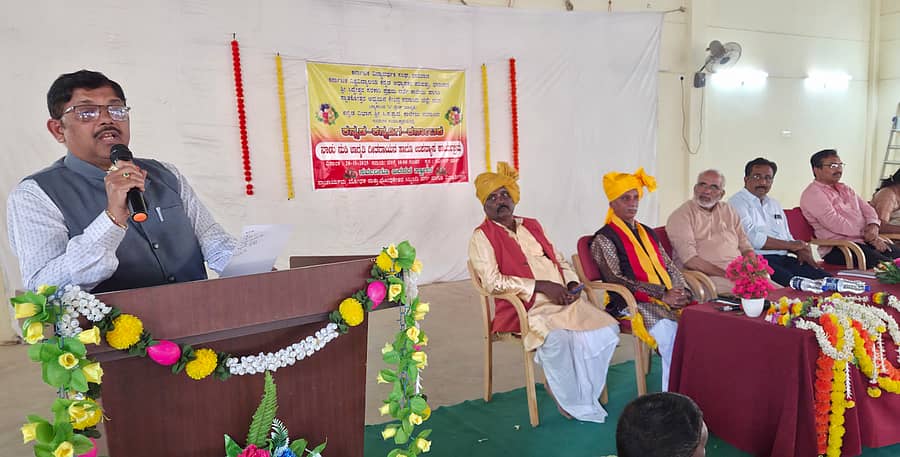 ನರಗುಂದದ ಸಿದ್ಧೇಶ್ವರ ಸರ್ಕಾರಿ ಪ್ರಥಮ ದರ್ಜೆ ಕಾಲೇಜು ಹಾಗೂ ಸ್ನಾತಕೋತ್ತರ ಅಧ್ಯಯನ ಕೇಂದ್ರದಲ್ಲಿ ಶುಕ್ರವಾರ ನಡೆದ ಕಾರ್ಯಕ್ರಮದಲ್ಲಿ ಸಾಹಿತಿ ಜಿನದತ್ತ ಹಡಗಲಿ ಮಾತನಾಡಿದರು