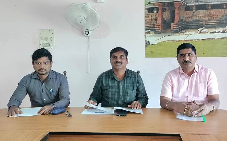 21 ಕೆಆರ್ ಜಿ 1ಇಪಿ : ಕಾರ್ಗಲ್ ಸಮೀಪದ ಜೋಗದ ಲೋಕೋಪಯೋಗಿ ಇಲಾಖೆಯ ಅತಿಥಿ ಗೃಹದಲ್ಲಿ ಶರಾವತಿ ಪಂಪ್ಡ್ ಸ್ಟೋರೇಜ್ ಯೋಜನೆ ಸಾಗಿ ಬರುತ್ತಿರುವ ಹಾದಿಯ ಅವಲೋಕನ ಸಭೆಯಲ್ಲಿ ಕಾರ್ಯ ನಿರ್ವಾಹಕ ಎಂಜಿನಿಯರ್ ಉಮಾಪತಿ ಮಾತನಾಡಿದರು.