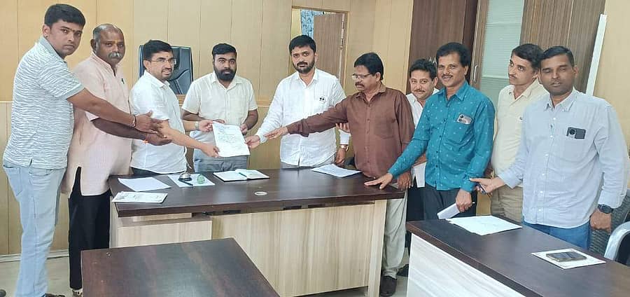 ಯಲ್ಲಾಪುರ ಪಟ್ಟಣ ಪಂಚಾಯಿತಿ ಮತದಾರರ ಪಟ್ಟಿಯನ್ನು ಪರಿಷ್ಕರಿಸುವಂತೆ ಆಗ್ರಹಿಸಿ ಬಿಜೆಪಿ ಮಂಡಳದ ಕಾರ್ಯಕರ್ತರು ತಹಶೀಲ್ದಾರ್ ಚಂದ್ರಶೇಖರ ಹೊಸಮನಿ ಅವರಿಗೆ ಮನವಿ ಸಲ್ಲಿಸಿದರು