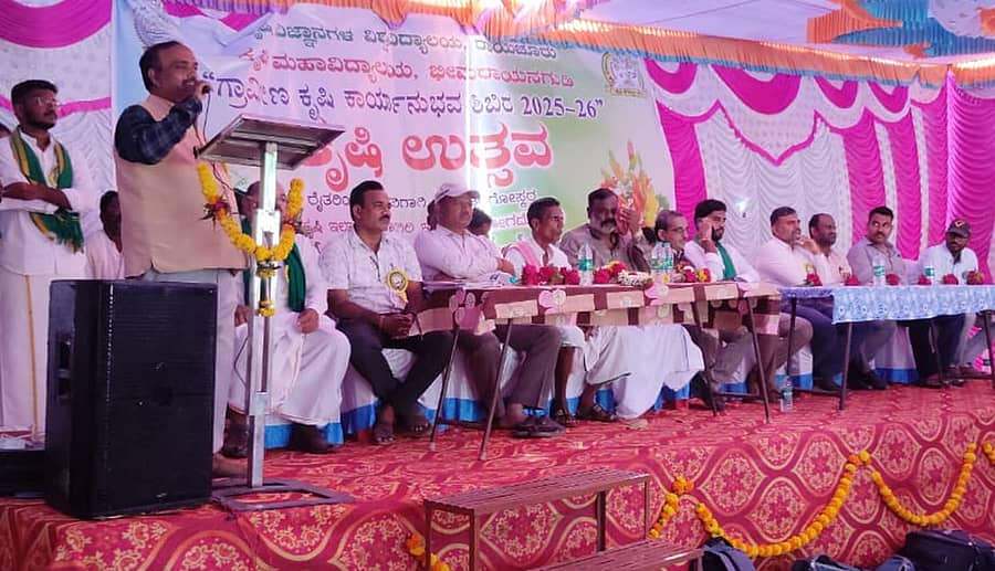 ಯಾದಗಿರಿ ತಾಲ್ಲೂಕಿನ ಮೈಲಾಪುರದಲ್ಲಿ ಶುಕ್ರವಾರ ನಡೆದ ಕೃಷಿ ಉತ್ಸವದಲ್ಲಿ ಸಹ ಪ್ರಾಧ್ಯಾಪಕ ಶ್ಯಾಮರಾವ್ ಕುಲಕರ್ಣಿ ಮಾತನಾಡಿದರು 