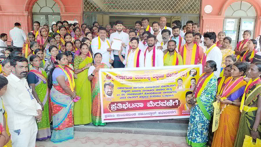 ಸಿಂಧನೂರಿನಲ್ಲಿ ಕರ್ನಾಟಕ ರಾಜರತ್ನ ರಕ್ಷಣಾ ವೇದಿಕೆಯ ಪದಾಧಿಕಾರಿಗಳು ಪ್ರತಿಭಟನಾ ಮೆರವಣಿಗೆ ನಡೆಸಿ ತಹಶೀಲ್ದಾರ್ ಅರುಣ್ ಎಚ್.ದೇಸಾಯಿ ಅವರಿಗೆ ಮನವಿ ಪತ್ರ ಸಲ್ಲಿಸಿದರು