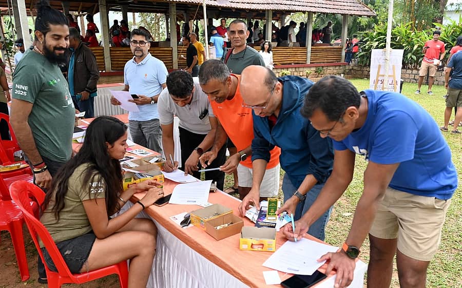 ನೋಂದಣಿ ಮಾಡಿಕೊಂಡ ಓಟಗಾರರು ಬಿಬ್ ನಂಬರ್ ಪಡೆದುಕೊಳ್ಳುತ್ತಿರುವುದು