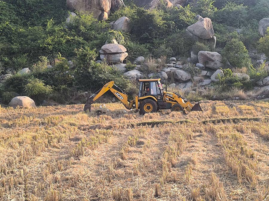 ಗಂಗಾವತಿ ತಾಲ್ಲೂಕಿನ ಚಿಕ್ಕರಾಂಪುರ ಗ್ರಾಮದ ಬಳಿ ಹನುಮಮಾಲಾ ವಿಸರ್ಜನಾ ಕಾರ್ಯಕ್ರಮದ ಪೂರ್ವಸಿದ್ಧತೆಗಳ ಭಾಗವಾಗಿ ಶುಕ್ರವಾರ ಜೆಸಿಬಿ ಮೂಲಕ ಪಾರ್ಕಿಂಗ್ ವ್ಯವಸ್ಥೆ ಕಲ್ಪಿಸಲು ಜಾಗ ಸ್ವಚ್ಛಗೊಳಿಸಲಾಯಿತು