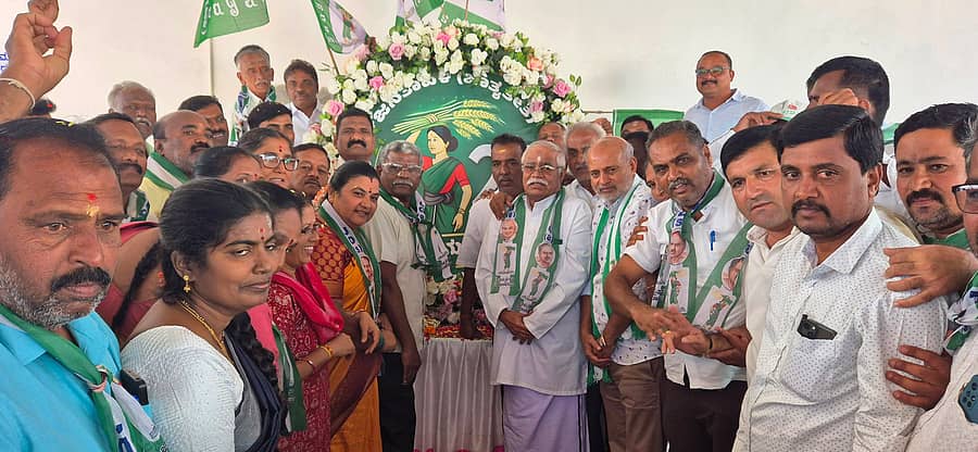 ಕೆ.ಆರ್.ನಗರದಲ್ಲಿ ಜೆಡಿಎಸ್ ವತಿಯಿಂದ ಶುಕ್ರವಾರ ನಡೆದ ‘ರಜತ ಮಹೋತ್ಸವ ಸಂಭ್ರಮ’ದಲ್ಲಿ ರಾಜ್ಯ ಜೆಡಿಎಸ್ ಕಾರ್ಯಾಧ್ಯಕ್ಷ ಸಾ.ರಾ.ಮಹೇಶ್ ಸೇರಿದಂತೆ ಪಕ್ಷದ ಮುಖಂಡರು, ಕಾರ್ಯಕರ್ತರು ಭಾಗವಹಿಸಿದ್ದರು