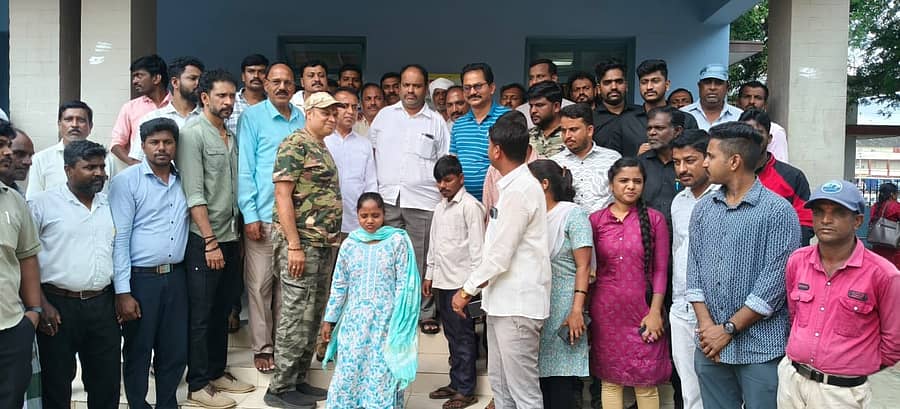 ಬಂಡೀಪುರ ಪ್ರದೇಶದಲ್ಲಿ ಸಫಾರಿ ಪುನರಾರಂಭಿಸಲು ಒತ್ತಾಯಿಸಿ ಹೋಟೆಲ್ ಮತ್ತು ರೆಸಾರ್ಟ್ ಸಿಬ್ಬಂದಿ ಹಾಗು ಸಣ್ಣ ವ್ಯಾಪಾರಸ್ಥರು ಗುಂಡ್ಲುಪೇಟೆ ಪಟ್ಟಣದ ಪ್ರವಾಸಿ ಮಂದಿರದಲ್ಲಿ ಶಾಸಕ ಎಚ್.ಎಂ.ಗಣೇಶಪ್ರಸಾದ್ ಮನವಿ ಸಲ್ಲಿಸಿದರು