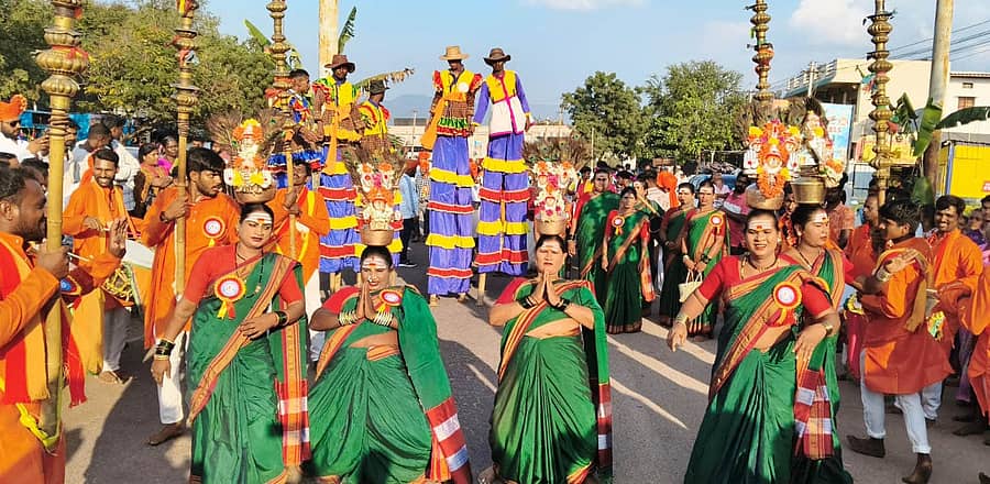 ಮರಿಯಮ್ಮನಹಳ್ಳಿಯಲ್ಲಿ ಶುಕ್ರವಾರ ಆರಂಭವಾದ ಮೂರು ದಿನಗಳ ನಾಣಿಕೇರಿ ಉತ್ಸವದ ಅಂಗವಾಗಿ ನಡೆದ ವಿವಿಧ ಸಾಂಸ್ಕೃತಿಕ ಕಲಾ ತಂಡಗಳ ಮೆರವಣಿಗೆಯಲ್ಲಿ ಜೋಗತಿ ಕಲಾವಿದೆಯರ ನೃತ್ಯ ಗಮನ ಸೆಳೆಯಿತು