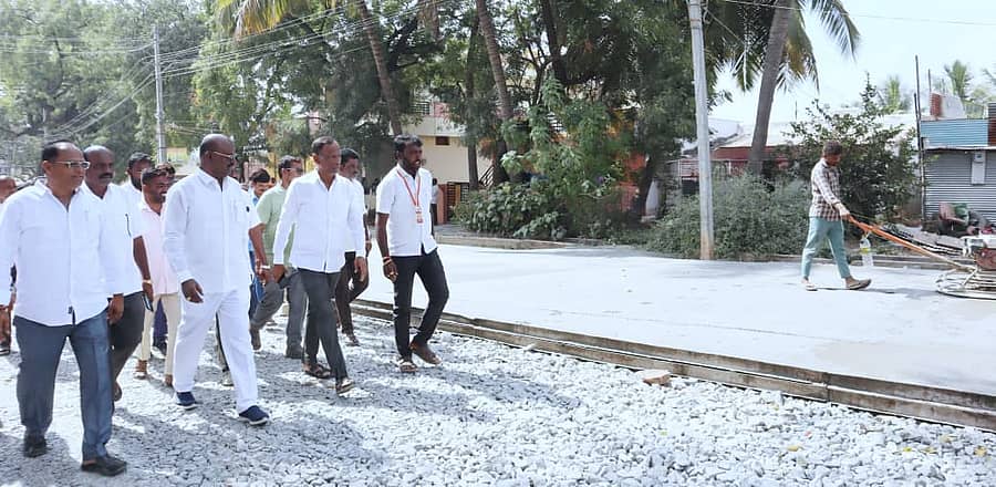 <div class="paragraphs"><p>ಲಿಂಗಸುಗೂರು ಪಟ್ಟಣದಲ್ಲಿ ನಡೆಯುತ್ತಿರುವ ಸಿಸಿ ರಸ್ತೆ ಕಾಮಗಾರಿಯನ್ನು ಶಾಸಕ ಮಾನಪ್ಪ ವಜ್ಜಲ್ ಪರಿಶೀಲಿಸಿದರು</p></div>