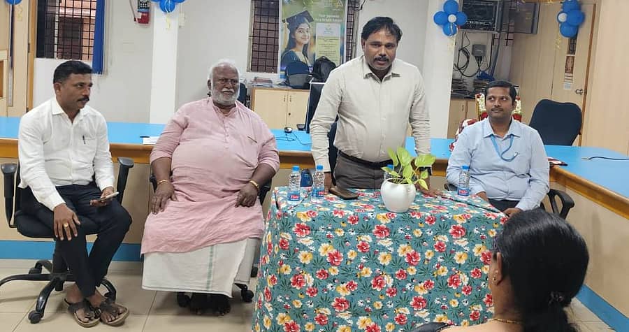 ಹರಿಹರದದ ಕೆನರಾ ಬ್ಯಾಂಕ್ ಶಾಖೆಯಲ್ಲಿ ಗುರುವಾರ ನಡೆದ ಅಮ್ಮೆಂಬಳ ಸುಬ್ಬರಾವ್ ಪೈ ಜನ್ಮದಿನಾಚರಣೆ ಕಾರ್ಯಕ್ರಮದಲ್ಲಿ ತಹಶೀಲ್ದಾರ್ ಗುರುಬಸವರಾಜ್ ಕೆ.ಎಂ. ಮಾತನಾಡಿದರು