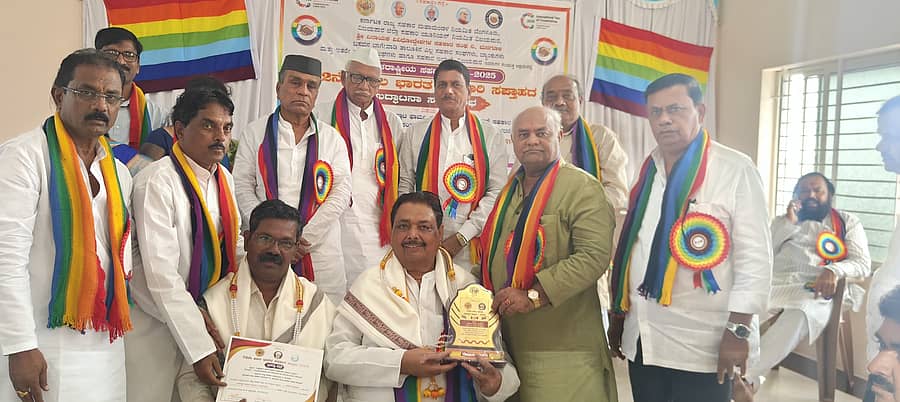 ಬಸವನಬಾಗೇವಾಡಿ ತಾಲ್ಲೂಕಿನ ಮನಗೂಳಿಯಲ್ಲಿ ಹಮ್ಮಿಕೊಂಡಿದ್ದ ಅಖಿಲ ಭಾರತ 72ನೇ ಸಹಕಾರಿ ಸಪ್ತಾಹ ಸಮಾರಂಭದಲ್ಲಿ ಸಹಕಾರಿ ರತ್ನ ಪ್ರಶಸ್ತಿ ಪುರಸ್ಕೃತರಾದ ಬಾಲಚಂದ್ರ ಮುಂಜಣ್ಣಿ, ಲೋಕನಾಥ್ ಅಗರವಾಲ, ಶಂಕರಗೌಡ ಪಾಟೀಲ ಅವರನ್ನು ಸಚಿವ ಶಿವಾನಂದ ಪಾಟೀಲ ಸನ್ಮಾನಿಸಿದರು