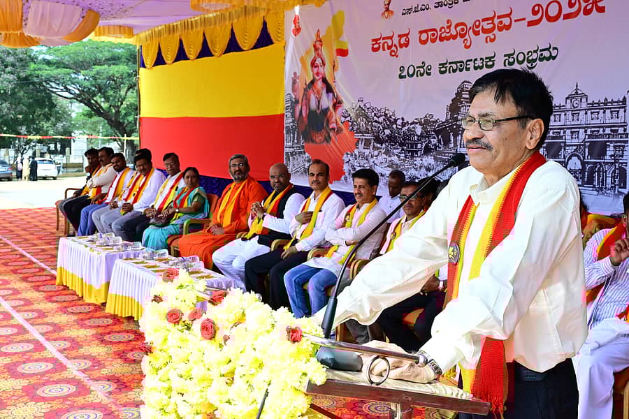 <div class="paragraphs"><p>ಎಸ್ಜೆಎಂ ಎಂಜಿನಿಯರಿಂಗ್ ಕಾಲೇಜು ಆವರಣದಲ್ಲಿ ಶುಕ್ರವಾರ ನಡೆದ ಕರ್ನಾಟಕ ರಾಜ್ಯೋತ್ಸವದಲ್ಲಿ ಇತಿಹಾಸ ಸಂಶೋಧಕ ಬಿ.ರಾಜಶೇಖರಪ್ಪ ಮಾತನಾಡಿದರು</p></div>