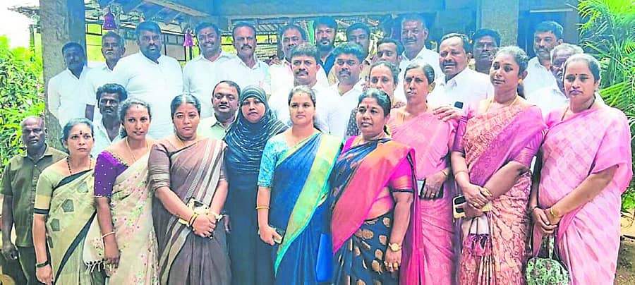 <div class="paragraphs"><p>ರಾಮನಗರದ ಖಾಸಗಿ ಹೋಟೆಲ್ನಲ್ಲಿ ಬುಧವಾರ ನಡೆದ ಸುದ್ದಿಗೋಷ್ಠಿಯಲ್ಲಿ ಬಿಡದಿ ಪುರಸಭೆ ಅಧ್ಯಕ್ಷೆ ಭಾನುಪ್ರಿಯಾ ಹಾಗೂ ಜೆಡಿಎಸ್–ಕಾಂಗ್ರೆಸ್ ಸದಸ್ಯರು ಭಾಗವಹಿಸಿದ್ದರು</p></div>