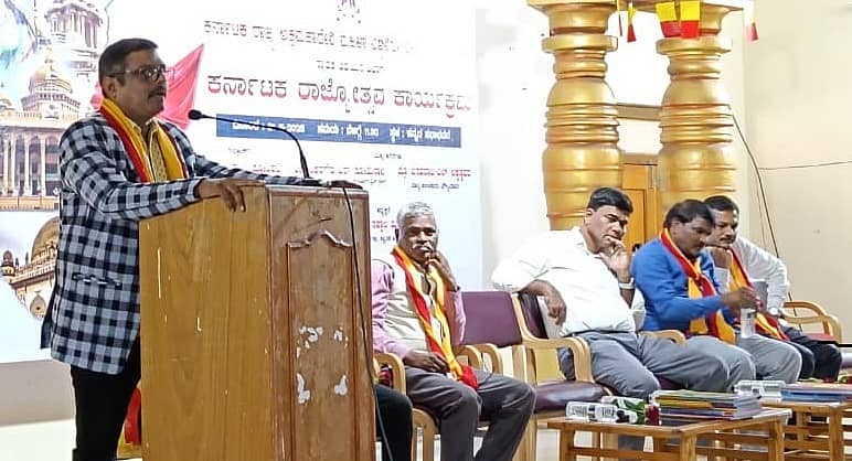 ವಿಜಯಪುರದ ಅಕ್ಕಮಹಾದೇವಿ ಮಹಿಳಾ ವಿಶ್ವವಿದ್ಯಾಲಯದ ಸ್ನಾತಕ ವಿಭಾಗದಿಂದ ಶುಕ್ರವಾರ ಹಮ್ಮಿಕೊಂಡಿದ್ದ ಕರ್ನಾಟಕ ರಾಜ್ಯೋತ್ಸವ ಕಾರ್ಯಕ್ರಮದಲ್ಲಿ ಕುಲಸಚಿವ ಶಂಕರಗೌಡ ಸೋಮನಾಳ ಮಾತನಾಡಿದರು 