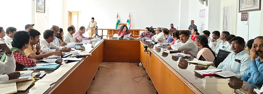 ಚಾಮರಾಜನಗರದ ಜಿಲ್ಲಾಧಿಕಾರಿ ಕಚೇರಿ ಸಭಾಂಗಣದಲ್ಲಿ ಶುಕ್ರವಾರ ಬೀದಿ ನಾಯಿಗಳ ತೊಂದರೆ ತಡೆಯುವ ನಿಟ್ಟಿನಲ್ಲಿ ನ್ಯಾಯಾಲಯದ ನಿರ್ದೇಶನಗಳನ್ನು ಅನುಷ್ಠಾನಗೊಳಿಸುವ ಸಂಬಂಧ ರಚಿಸಲಾಗಿರುವ ಜಿಲ್ಲಾಮಟ್ಟದ ಸಮಿತಿ ಸಭೆ ನಡೆಯಿತು