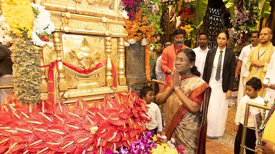 <div class="paragraphs"><p>ರಾಷ್ಟ್ರಪತಿ ದ್ರೌಪದಿ ಮುರ್ಮು ಅವರು ತಿರುಮಲ ತಿರುಪತಿ ದೇವಸ್ಥಾನಕ್ಕೆ ಶುಕ್ರವಾರ ಭೇಟಿ ನೀಡಿದರು</p></div>