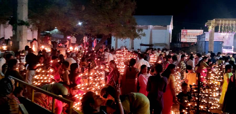 ಕುರುಗೋಡು ದೊಡ್ಡಬಸವೇಶ್ವರ ದೇವಸ್ಥಾನದಲ್ಲಿ ಶುಕ್ರವಾರ ಜರುಗಿದ ದೀಪೋತ್ಸವದಲ್ಲಿ ಭಕ್ತರು ಹಣತೆ ಬೆಳಗಿದರು