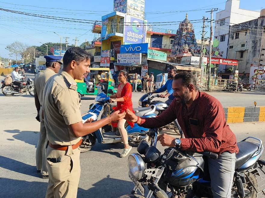 ಕುಣಿಗಲ್ ಹುಚ್ಚಮಾಸ್ತಿಗೌಡ ವೃತ್ತದಲ್ಲಿ ಹೆಲ್ಮೆಟ್ ಧರಿಸಿ ವಾಹನ  ಚಾಲನೆ ಮಾಡುವಂತೆ ಗುಲಾಬಿ ನೀಡಿ ಮನವಿ ಮಾಡಿದ ಪೊಲೀಸರು