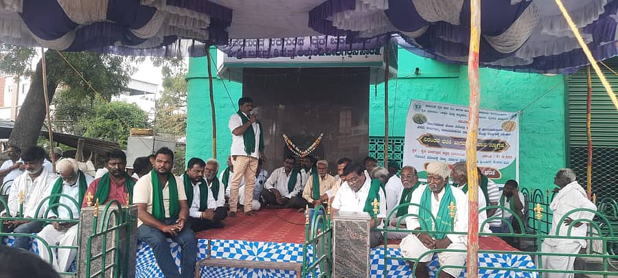 ಗೋವಿನಜೋಳವನ್ನು ಬೆಂಬಲ ಬೆಲೆಯಡಿ ಖರೀದಿ ಮಾಡಬೇಕೆಂದು ಆಗ್ರಹಿಸಿ ರೈತ ಸೇನಾ ಕರ್ನಾಟಕದಿಂದ ನವಲಗುಂದ ರೈತರು ರೈತಹುತಾತ್ಮ ಸ್ಮಾರಕರ ಬಳಿ ನಡೆಸುತ್ತಿರುವ ಆಮರಣ ಉಪವಾಸ ಸತ್ಯಾಗ್ರಹ ಉದ್ದೇಶಿಸಿ ಶಿವಾನಂದ ಕರಿಗಾರ ಮಾತನಾಡಿದರು