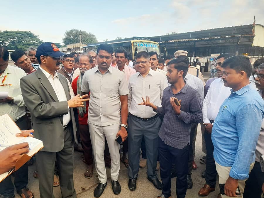 ಮಧುಗಿರಿ ಬಸ್ ನಿಲ್ದಾಣದಲ್ಲಿ ಸಾರ್ವಜನಿಕರ ಸಮಸ್ಯೆ ಆಲಿಸಿದ ಉಪ ಲೋಕಾಯುಕ್ತ ಬಿ.ವೀರಪ್ಪ ಆಲಿಸಿದರು