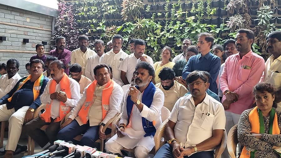 ಚಿಕ್ಕಬಳ್ಳಾಪುರದಲ್ಲಿ ನಡೆದ ಮಾಧ್ಯಮಗೋಷ್ಠಿಯಲ್ಲಿ ಮಾಜಿ ಸಂಸದ ಎಸ್.ಮುನಿಸ್ವಾಮಿ ಮಾತನಾಡಿದರು