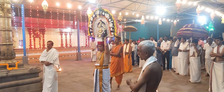 ಉಪ್ಪಿನಂಗಡಿ ಸಹಸ್ರಲಿಂಗೇಶ್ವರ ದೇವಸ್ಥಾನದಲ್ಲಿ ಲಕ್ಷದೀಪೋತ್ಸವ ನಿಮಿತ್ತ ದೇವರ ಉತ್ಸವ ನಡೆಯಿತು