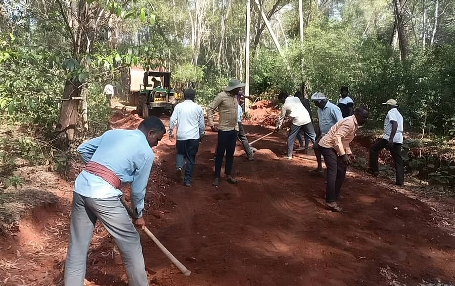 ಹೊಸನಗರ ತಾಲ್ಲೂಕಿನ ಗೌಡಕೊಪ್ಪ ಹಾಗೂ ದೊಡ್ಲಿಮನೆ ಗ್ರಾಮದ ಗ್ರಾಮಸ್ಥರು ಸಂಪರ್ಕ ರಸ್ತೆಯನ್ನು ತಾವೇ ನಿರ್ಮಾಣ ಮಾಡಿಕೊಂಡರು