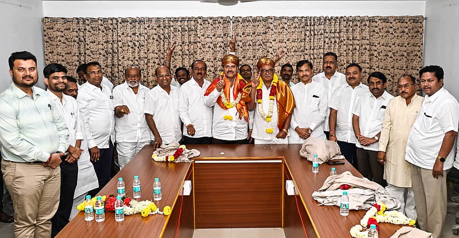 ಡಿಸಿಸಿ ಬ್ಯಾಂಕ್ ಅಧ್ಯಕ್ಷರಾಗಿ ಆಯ್ಕೆಯಾದ ವಿಠಲ ವೆಂಕಣ್ಣ ಯಾದವ, ಉಪಾಧ್ಯಕ್ಷರಾಗಿ ಆಯ್ಕೆಯಾದ ಶಂಕರ ಭೂಪಾಲ ಅವರನ್ನು ಬ್ಯಾಂಕ್ನ ಆಡಳಿತ ಮಂಡಳಿ ಅಭಿನಂದಿಸಿತು –ಪ್ರಜಾವಾಣಿ ಚಿತ್ರ