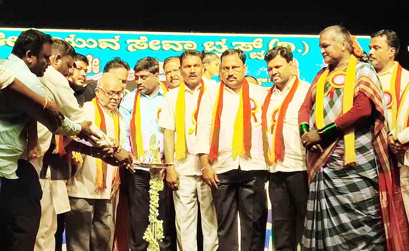 <div class="paragraphs"><p>ಮರಿಯಮ್ಮನಹಳ್ಳಿಯಲ್ಲಿ ಶುಕ್ರವಾರ ನಡೆದ ನಾಣಿಕೇರಿ ಉತ್ಸವವನ್ನು ಸಾಹಿತಿ ಬಿ. ಅಂಬಣ್ಣ ಉದ್ಘಾಟಿಸಿದರು</p></div>