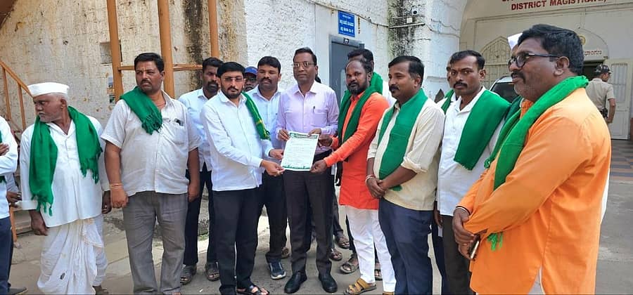 ವಿವಿಧ ಬೇಡಿಕೆ ಈಡೇರಿಕೆಗೆ ಆಗ್ರಹಿಸಿ ವಿಜಯಪುರದಲ್ಲಿ ಕರ್ನಾಟಕ ರಾಜ್ಯ ರೈತ ಸಂಘ-ಹಸಿರು ಸೇನೆ ಪದಾಧಿಕಾರಿಗಳು ಜಿಲ್ಲಾಧಿಕಾರಿಗೆ ಮನವಿ ಸಲ್ಲಿಸಿದರು