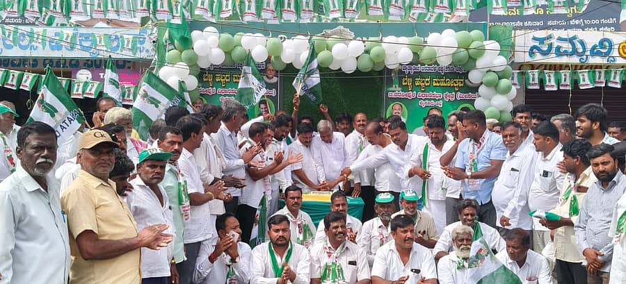 ಜೆಡಿಎಸ್ ಪಕ್ಷದ ರಜತೋತ್ಸವದ ಹಿನ್ನೆಲೆಯಲ್ಲಿ ತಿ.ನರಸೀಪುರ ಪಟ್ಟಣದ ಜೆಡಿಎಸ್ ಕಚೇರಿ ಮುಂಭಾಗದಲ್ಲಿ ಕೇಕ್ ಕತ್ತರಿಸಿ ಮುಖಂಡರು ‌ಹಾಗೂ ಕಾರ್ಯಕರ್ತರು ಸಂಭ್ರಮಿಸಿದರು