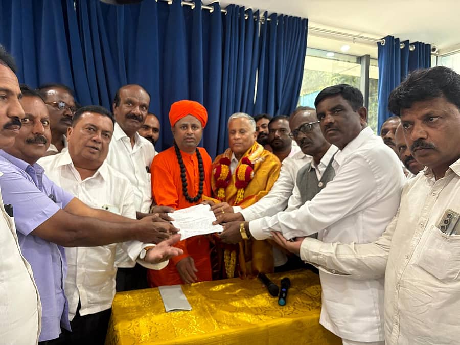 ಚಿತ್ರದುರ್ಗದ ಯಾದವಾನಂದ ಮಠದ ಪೀಠಾಧ್ಯಕ್ಷ ಶ್ರೀ ಕೃಷ್ಣ ಯಾದವಾನಂದ ಸ್ವಾಮೀಜಿ ಅವರ ನೇತೃತ್ವದಲ್ಲಿ ಕಾಡುಗೊಲ್ಲ ಸಮುದಾಯದ ಮುಖಂಡರು ಸಚಿವ ಸೋಮಣ್ಣ ಅವರಿಗೆ ಮನವಿ ಸಲ್ಲಿಸಿದರು