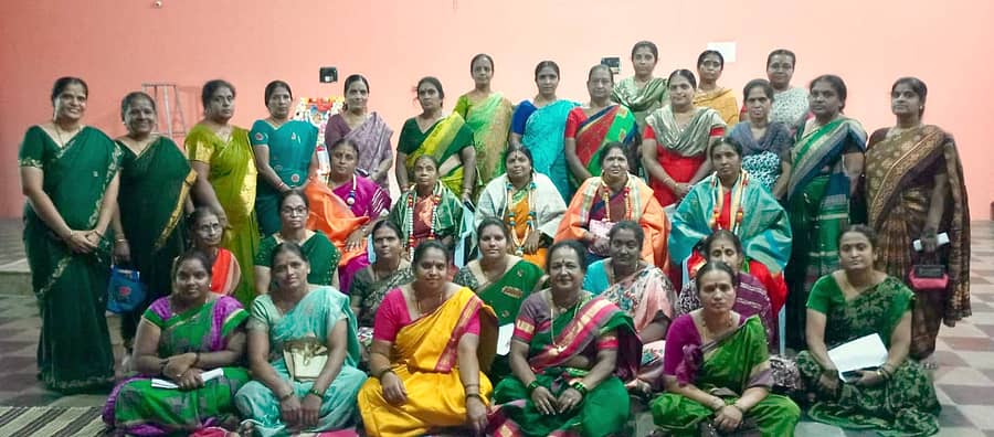 ಹಲಗೂರಿನ ಬೃಹನ್ಮಠದಲ್ಲಿ ವೀರಶೈವ ಮಹಿಳಾ ಸಮಾಜದ ವತಿಯಿಂದ ಗುಣಶೀಲಾ, ಶಾರದ, ಲಕ್ಷ್ಮೀ, ಉಮಾ ಮಹೇಶ್ವರಿ, ಟಿ.ವಿಜಯ ಇವರಿಗೆ ಸಂಘದ ವತಿಯಿಂದ ಫಲ ತಾಂಬೂಲ ನೀಡಿ ಸನ್ಮಾನಿಸಲಾಯಿತು  