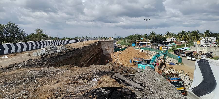 ಕೊಳ್ಳೇಗಾಲ ತಾಲ್ಲೂಕಿನ ಉತ್ತಂಬಳ್ಳಿ ಬಳಿ ಹಾದು ಹೋಗಿರುವ ರಾಷ್ಟ್ರೀಯ ಹೆದ್ದಾರಿ-948ರ ಮೇಲ್ಸೇತುವೆ ತಡೆಗೋಡೆ ಕಾಮಗಾರಿ ದೃಶ್ಯ