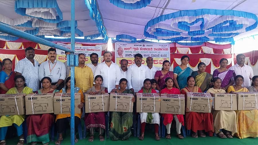 ದೇವನಹಳ್ಳಿ ತಾಲೂಕಿನ ಜಾಲಿಗೆ ಗ್ರಾಮ ಪಂಚಾಯತಿ ವ್ಯಾಪ್ತಿಯ ಸಿಂಗ್ರಹಳ್ಳಿಯಲ್ಲಿ ನಡೆದ ಗ್ರಾಮ ಸಭೆಯಲ್ಲಿ ಫಲಾನುಭವಿಗಳಿಗೆ ಸವಲತ್ತು ವಿತರಣೆ ಮಾಡಲಾಯಿತು