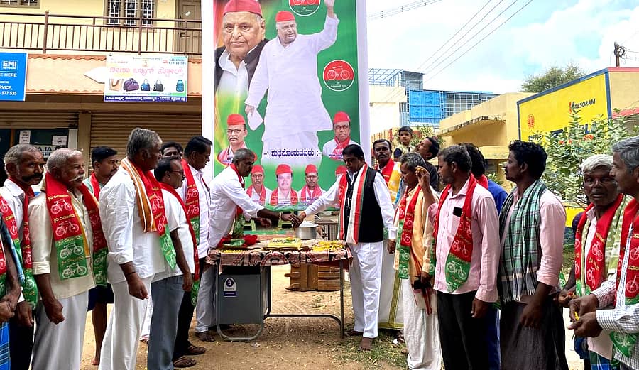 ಮೊಳಕಾಲ್ಮುರಿನಲ್ಲಿ ಶನಿವಾರ ಮುಲಾಯಂ ಸಿಂಗ್ ಯಾದವ್ ಜನ್ಮದಿನವನ್ನು ಆಚರಿಸಲಾಯಿತು