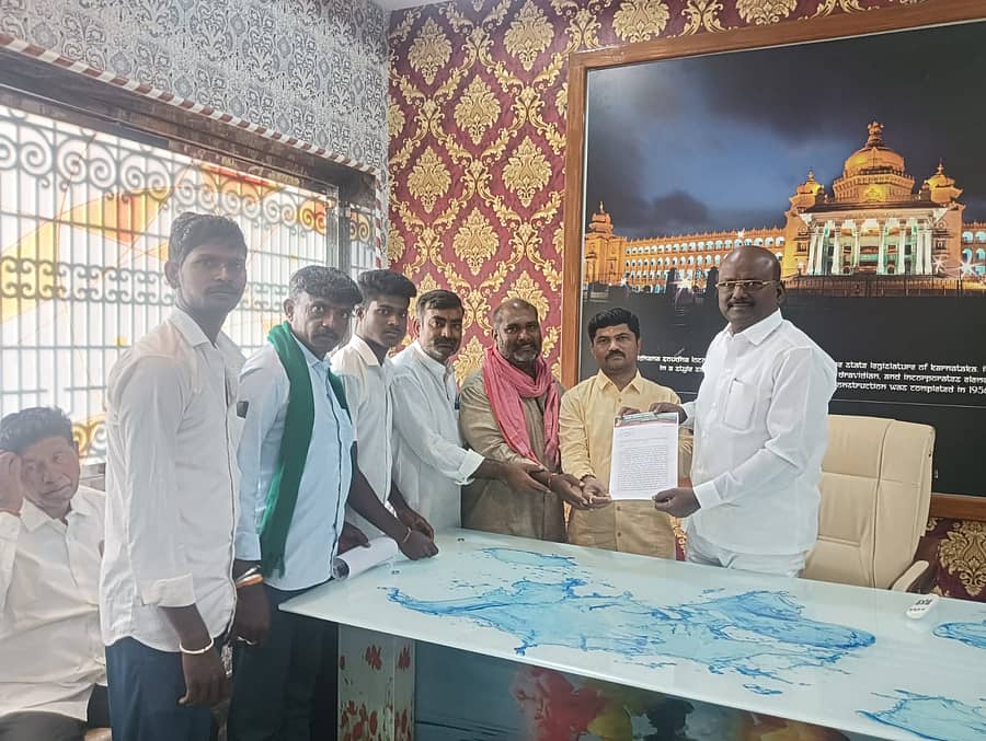 ಲಿಂಗಸುಗೂರಿನಲ್ಲಿ ಶಾಸಕ ಮಾನಪ್ಪ ವಜ್ಜಲ್ ಅವರಿಗೆ ಮನವಿ ಸಲ್ಲಿಸಲಾಯಿತು