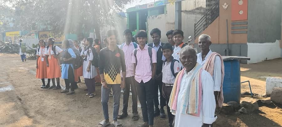 ಹೊಸಪೇಟೆ ತಾಲ್ಲೂಕಿನ ವಡ್ಡರಹಳ್ಳಿಯಲ್ಲಿ ಸಾರ್ವಜನಿಕರು ಹಾಗೂ ವಿದ್ಯಾರ್ಥಿಗಳುಬಸ್‌ಗಾಗಿ ಕಾಯುತ್ತ ನಿಂತಿದ್ದರು 