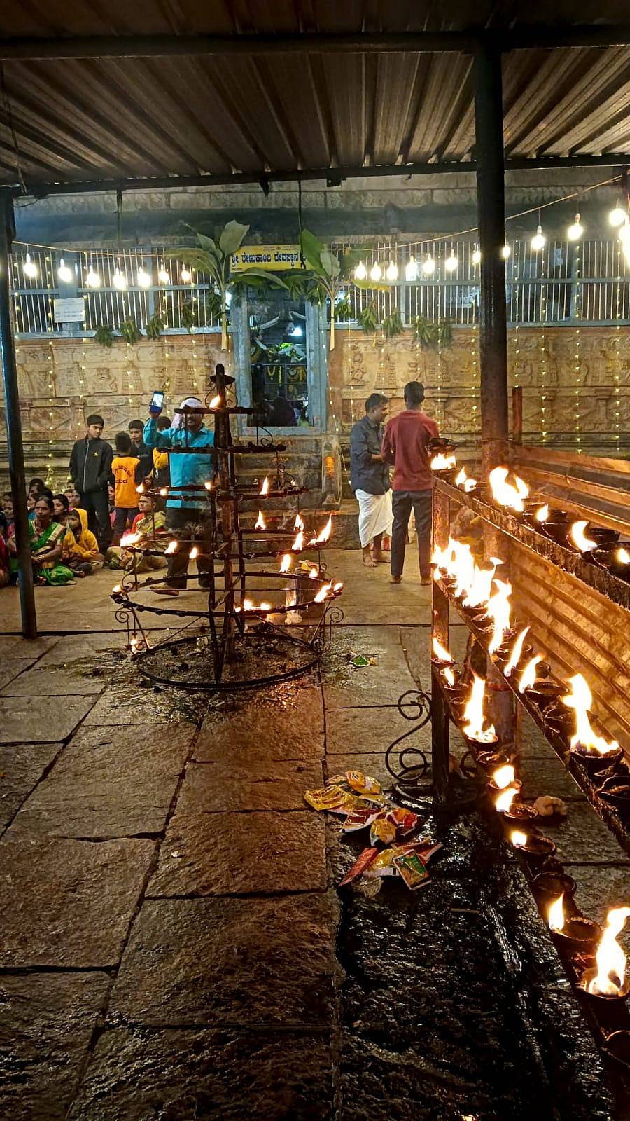 ಸೊರಬ ತಾಲ್ಲೂಕಿನ ಚಂದ್ರಗುತ್ತಿ ರೇಣುಕಾಂಬ ದೇವಸ್ಥಾನದಲ್ಲಿ ಲಕ್ಷ ದೀಪೋತ್ಸವ ನಡೆಯಿತು