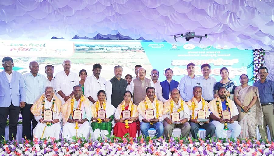 ಶಿರಾ ತಾಲ್ಲೂಕಿನ ಗೌಡಗೆರೆ ಹೋಬಳಿಯ ಗುಂಡಆಂಜನೇಯ ದೇವಸ್ಥಾನದಲ್ಲಿ ಶನಿವಾರ ನಡೆದ ರಾಜ್ಯ ಮಟ್ಟದ ಜಲಾನಯನ ಮಹೋತ್ಸವವದಲ್ಲಿ ಪ್ರಗತಿಪರ ರೈತರನ್ನು ಸನ್ಮಾನಿಸಲಾಯಿತು