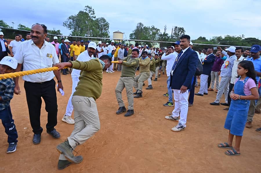 ಹಾವೇರಿ ಜಿಲ್ಲಾ ಕ್ರೀಡಾಂಗಣದಲ್ಲಿ ಹಮ್ಮಿಕೊಂಡಿದ್ದ ‘ಜಿಲ್ಲಾ ಪೊಲೀಸ್ ವಾರ್ಷಿಕ ಕ್ರೀಡಾಕೂಟ’ದಲ್ಲಿ ಶನಿವಾರ ನಡೆದ ಹಗ್ಗ–ಜಗ್ಗಾಟ ಸ್ಪರ್ಧೆಯ ದೃಶ್ಯ