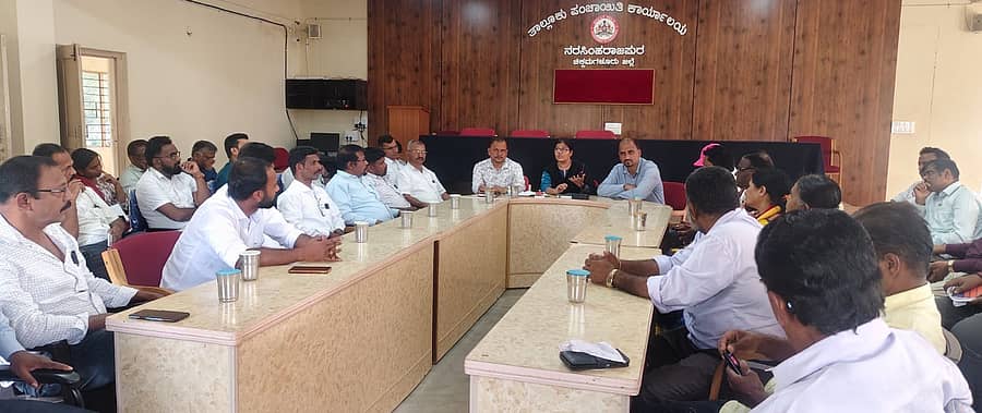 ನರಸಿಂಹರಾಜಪುರದ ತಾಲ್ಲೂಕು ಪಂಚಾಯಿತಿಯಲ್ಲಿ ಸಂವಿಧಾನ ದಿನಾಚರಣೆ, ಡಾ.ಬಿ.ಆರ್.ಅಂಬೇಡ್ಕರ್ ಪುತ್ಥಳಿ ಅನಾವರಣ ಅಂಗವಾಗಿ ಶುಕ್ರವಾರ ತಹಶೀಲ್ದಾರ್ ನೂರುಲ್ ಹುದಾ ಅಧ್ಯಕ್ಷತೆಯಲ್ಲಿ ಪೂರ್ವಭಾವಿ ಸಭೆ ನಡೆಯಿತು