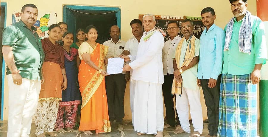 ಚಿತ್ರಾವಳಿ: ಉಪ್ಪಿನಬೆಟಗೇರಿ ಸಮೀಪದ ಹನುಮನಕೊಪ್ಪ ಸರ್ಕಾರಿ ಹಿರಿಯ ಪ್ರಾಥಮಿಕ ಶಾಲೆಯ ಎಸ್.ಡಿ,ಎಮ್.ಸಿ ಸಮಿತಿಯ ಸಾಮೂಹಿಕ ರಾಜೀನಾಮೆ ಅಂಗೀಕರಿಸಬೇಕು ಎಂದು ಆಗ್ರಹಿಸಿ ಕ್ಷೇತ್ರ ಶಿಕ್ಷಣಾಧಿಕಾರಿಗಳಿಗೆ ಶಾಲಾ ಶಿಕ್ಷಕರ ಮೂಲಕ ಶುಕ್ರವಾರ ಮನವಿ ಪತ್ರ ಸಲ್ಲಿಸಿತು.