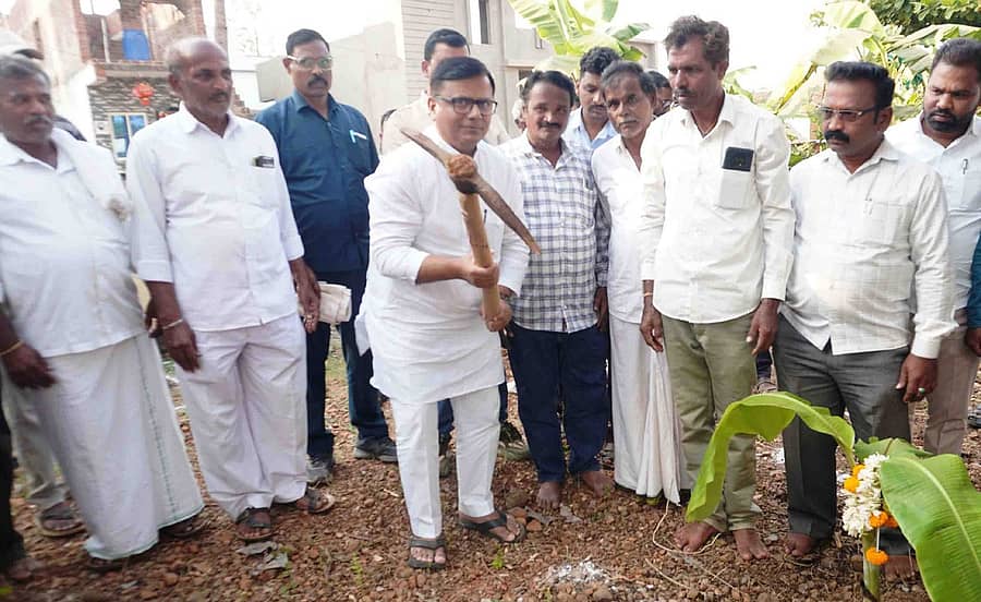 <div class="paragraphs"><p>ಹಾನಗಲ್ ತಾಲ್ಲೂಕಿನ ಹಾವಣಗಿಯ ಆಯುರ್ವೇದ ಚಿಕಿತ್ಸಾಲಯದಲ್ಲಿ ₹10 ಲಕ್ಷ ವೆಚ್ಚದಲ್ಲಿ ದಾಸ್ತಾನು ಕೊಠಡಿ ನಿರ್ಮಾಣಕ್ಕೆ ಶಾಸಕ ಶ್ರೀನಿವಾಸ ಮಾನೆ ಭೂಮಿಪೂಜೆ ನೆರವೇರಿಸಿದರು</p></div>